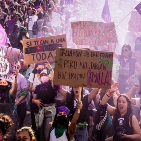 Con furia y alegría las mujeres se manifiestan en México y el mundo el 8 de marzo