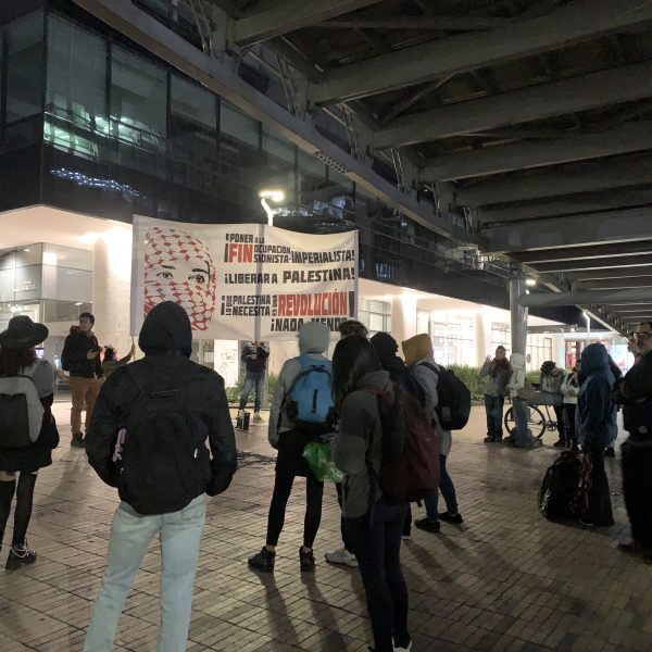 Informe de un plantón frente a la embajada israelí en Bogotá