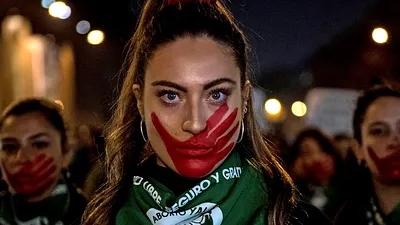 ¡Romper las cadenas — Desencadenar la furia de las mujeres como una fuerza poderosa para la revolución! Un mensaje especial