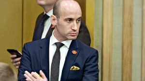 Lee más sobre el artículo Venezuela: Las flagrantes mentiras de Stephen Miller — y la profunda verdad que esas mentiras no pueden ocultar